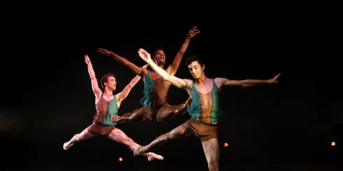 Dansatorii (de la S la D) Pierre Tappon Marcelino Sambe şi  Alvaro Dule evoluează în spectacolulJust Dance coregrafiat de Antonia Franceschi în Valletta Malta FOTO Reuters