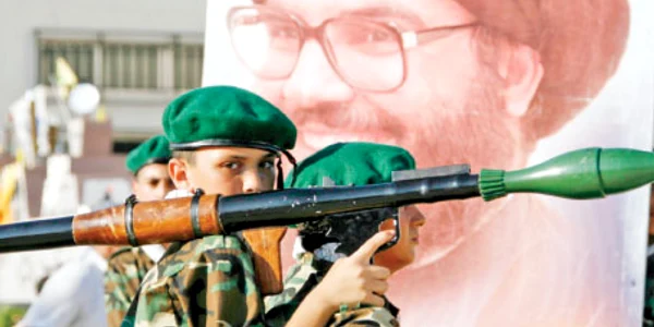 Hassan Nasrallah (afișul din fundal), liderul Hezbollah, este sprijinit de populaţia din sudul Libanului  