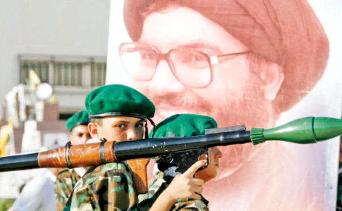 Hassan Nasrallah (afișul din fundal), liderul Hezbollah, este sprijinit de populaţia din sudul Libanului  