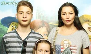 Şi copiii Brigittei Sfăt, Sarra (6 ani) şi Robert (14 ani), sunt prezenţe rare la mondenităţi, iar sâmbătă mama lor i a lăsat să şi ia porţia de celebritate  jpeg