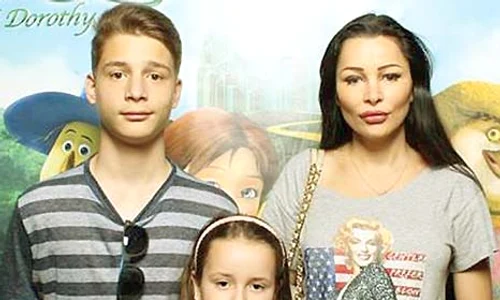 Şi copiii Brigittei Sfăt, Sarra (6 ani) şi Robert (14 ani), sunt prezenţe rare la mondenităţi, iar sâmbătă mama lor i a lăsat să şi ia porţia de celebritate  jpeg