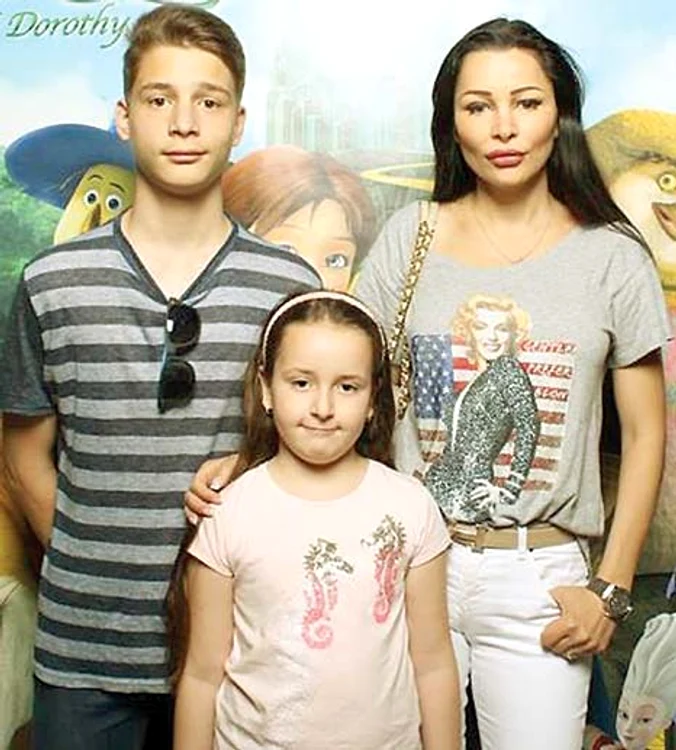 Şi copiii Brigittei Sfăt, Sarra (6 ani) şi Robert (14 ani), sunt prezenţe rare la mondenităţi, iar sâmbătă mama lor i-a lăsat să-şi ia porţia de celebritate.