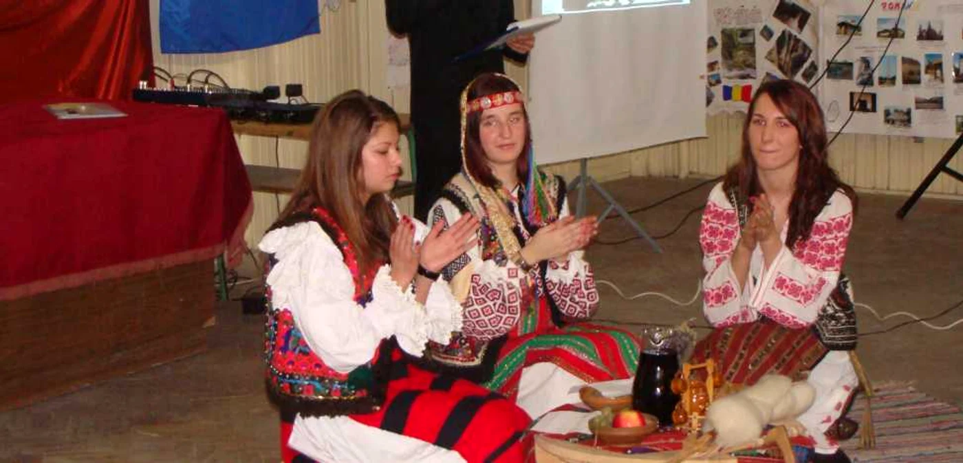 Liceeni s-au îmbrăcat în costume populare