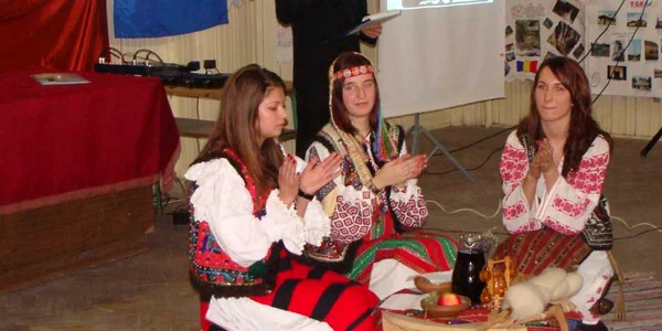Liceeni s-au îmbrăcat în costume populare