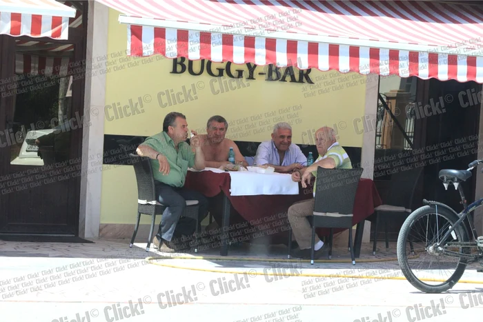 Victor si Giovani mananca mici, de 1 Mai