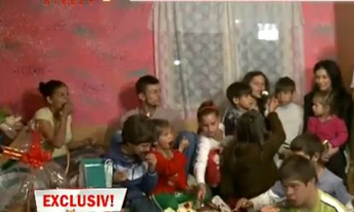 Nicoleta s a simţit foarte bine în compania celor 11 copii (captură: Acasă TV) jpeg
