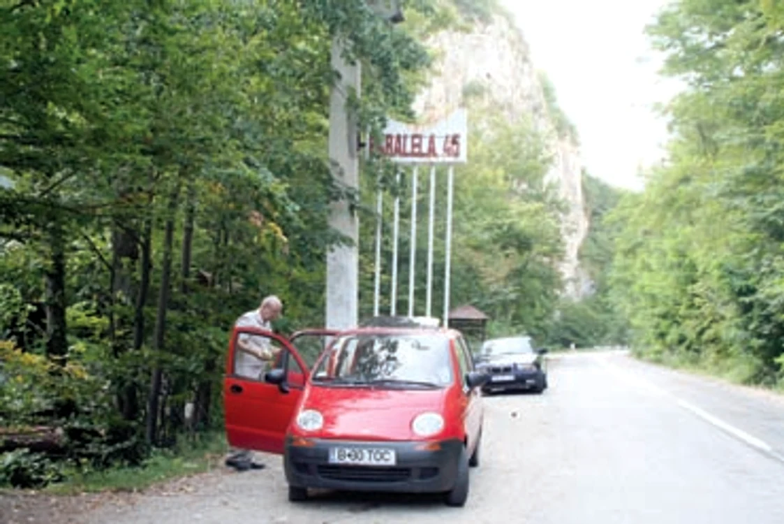 Reşiţa: VIDEO Gunoi lângă tomberon la Cascada Bigăr