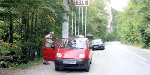 Reşiţa: VIDEO Gunoi lângă tomberon la Cascada Bigăr