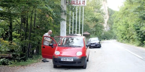 Reşiţa: VIDEO Gunoi lângă tomberon la Cascada Bigăr