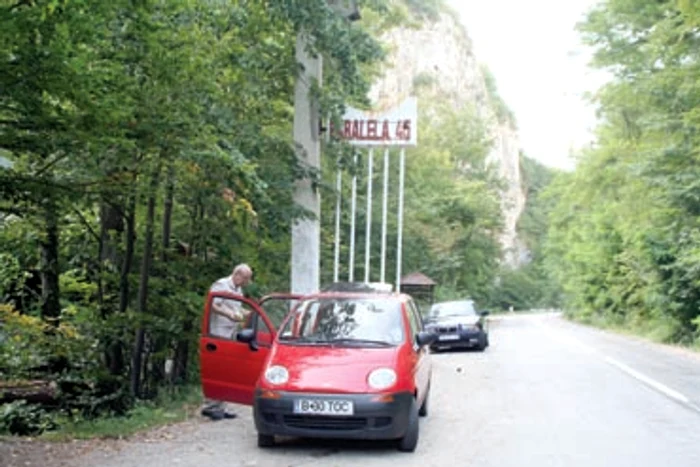 Reşiţa: VIDEO Gunoi lângă tomberon la Cascada Bigăr