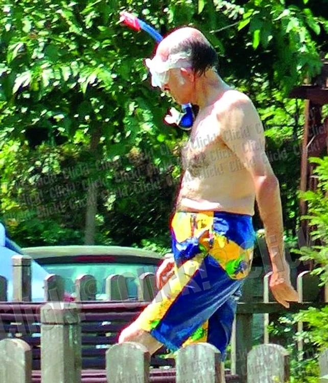 Ieşirea din piscină  este maiestuoasă,  bătrânul traversează  impasibil parcul