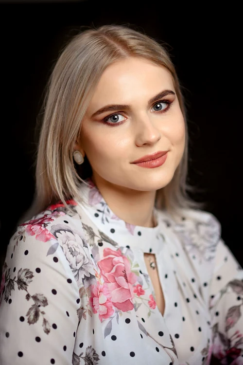 La 25 de ani, Bianca este confundată de multe ori cu elevii ei FOTO proiectulmerito.ro
