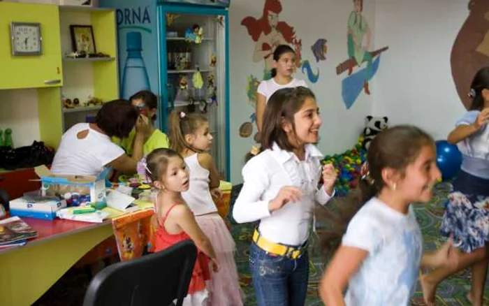 Moş Crăciun vine şi la copii nevoiaşi