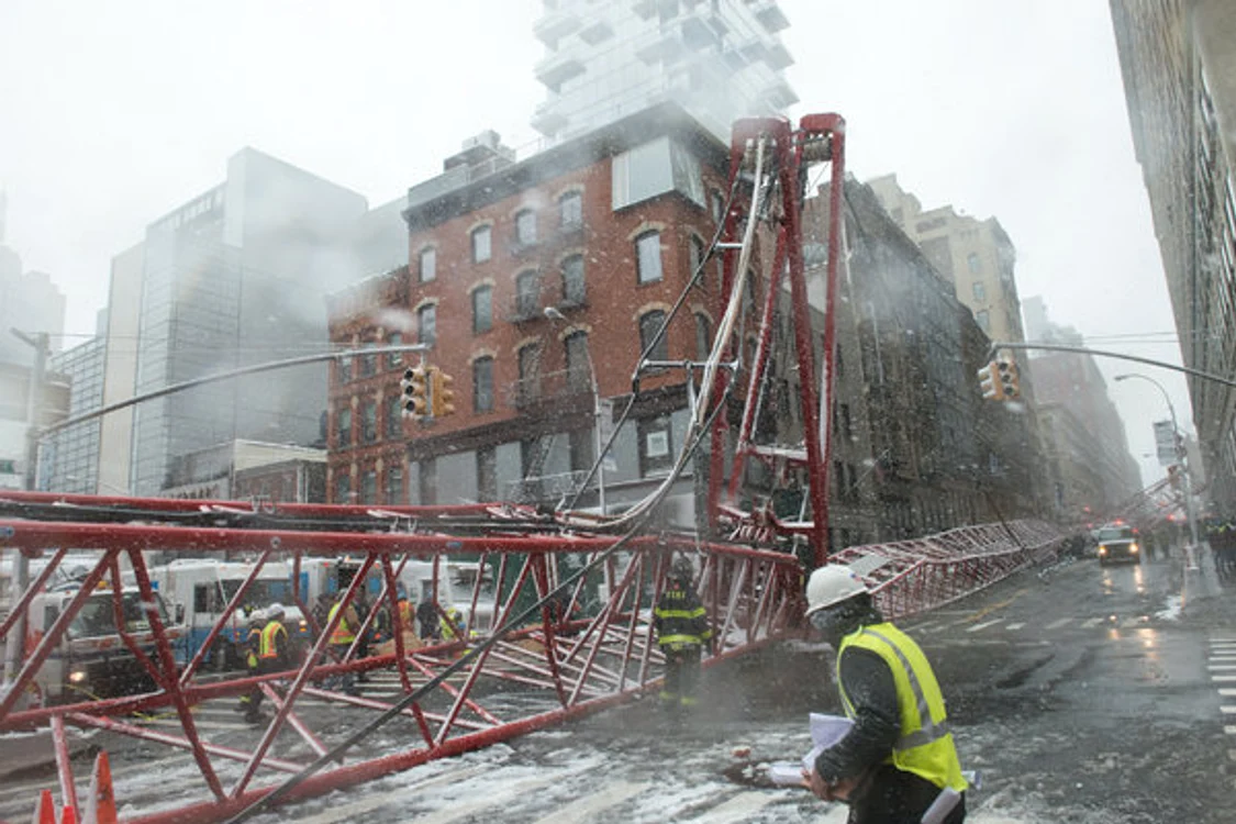
    O macara s-a prăbușit în New YorkFoto: New York Times  