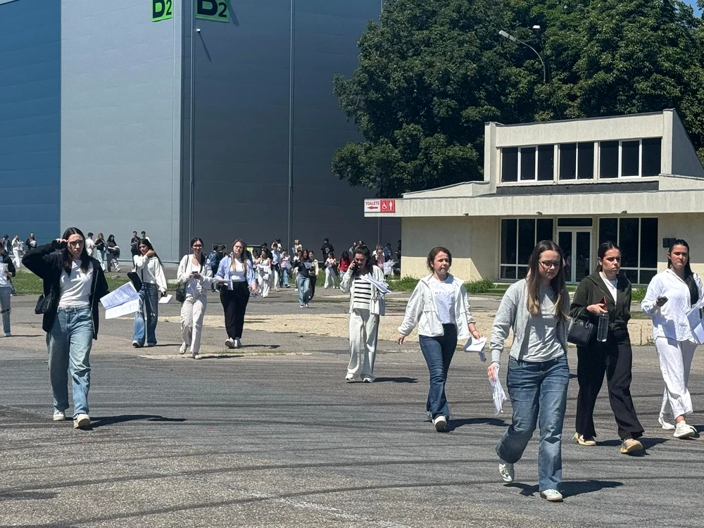 candidatii ies din sala de examen pentru admiterea la umf carol davila bucuresti