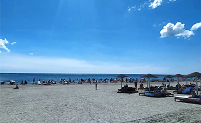 Mamaia. Plajele lărgite au un aer trist. Șezlongurile au rămas departe de apă, iar turiștii nu se înghesuieFoto: Blitz