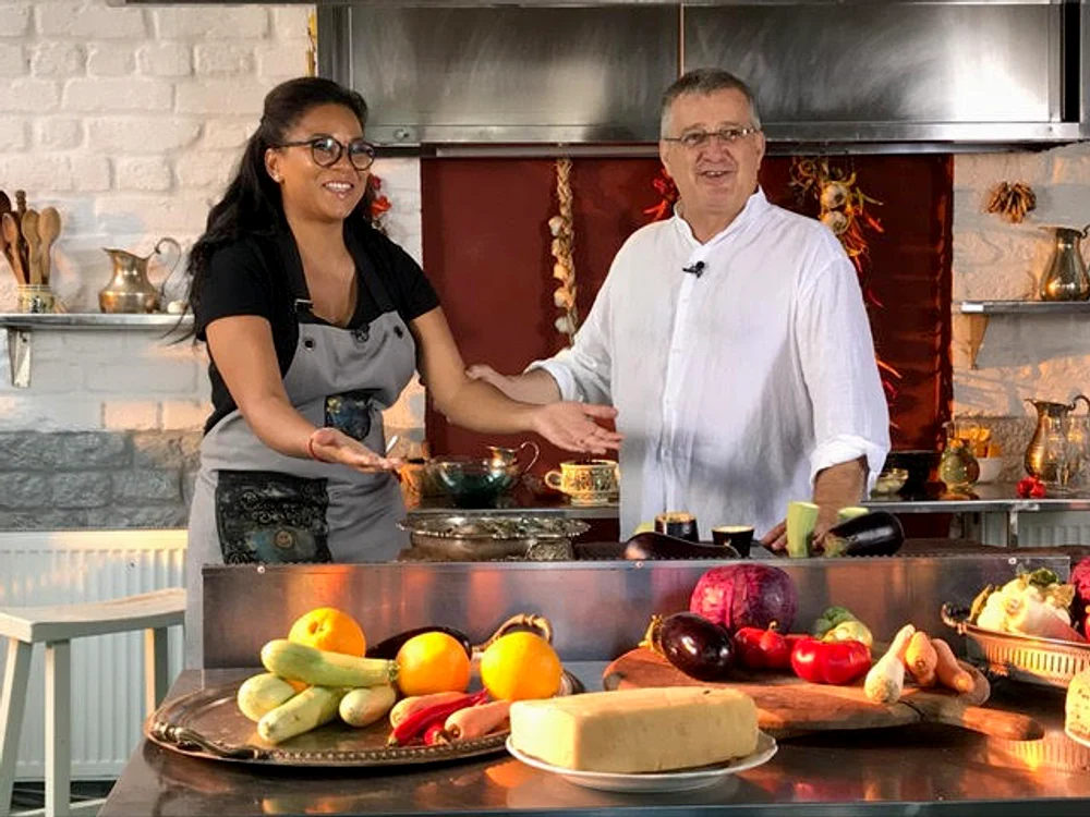 Reacția lui Nadine când l-a văzut pe Mircea Dinescu pregătit să prepare raciifoto: TVR1