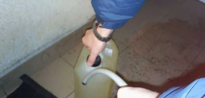 Furau benzină din maşinile parcate