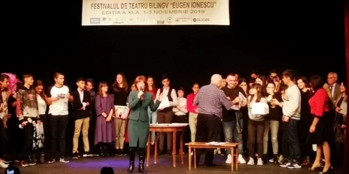 elevi teatru scolar