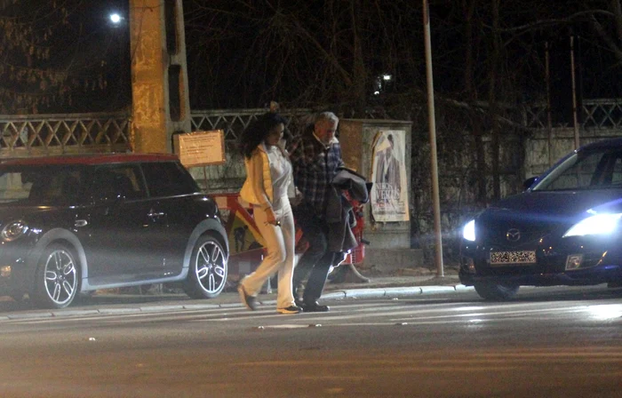 Nasty e tare grijuliu  cu soţia lui, pe care  o ţine de mână şi  pe trecerea de pietoni 