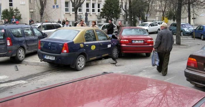 Accident cu trei persoane lovite şi trei maşini avariate