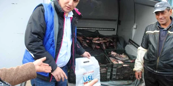 Mihai Ponea îşi puse cumpărăturile într-o plasă cu inscripţia „USL“ FOTO