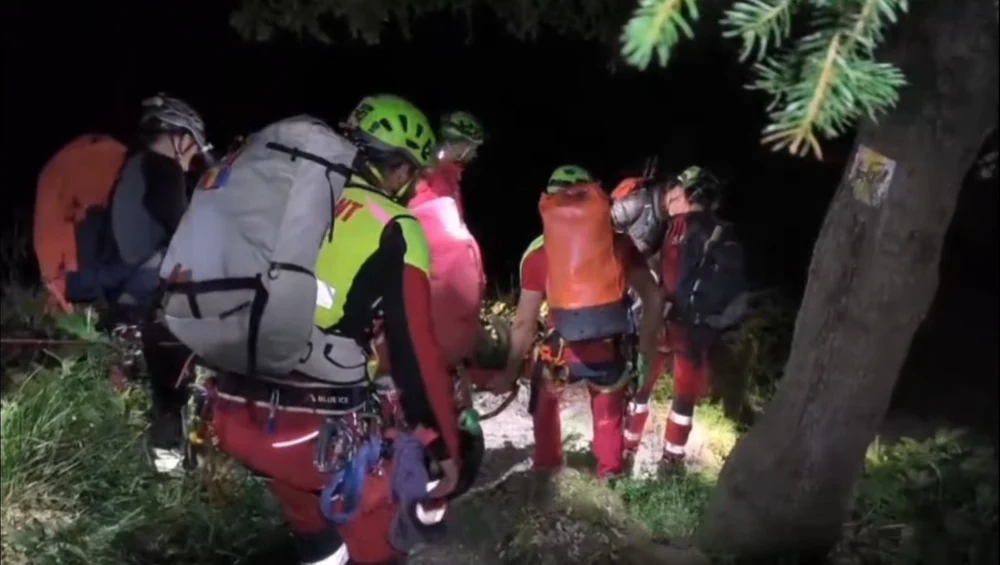 Intervenție dificilă în miez de noapte, pentru salvarea unui bucureștean grav rănit în munți. A căzut 30 de metri într-o prăpastie