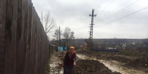 Toate uliţele din Cleanov sunt pline de gropi şi noroi