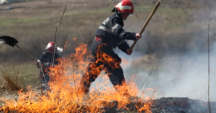 Pompierii sting incendiul cu ajutorul lopeţilor 