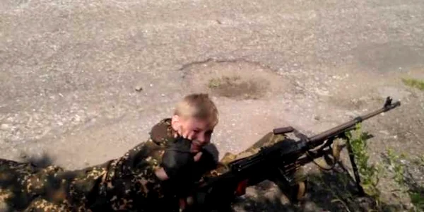 minor din donbas cu mitraliera