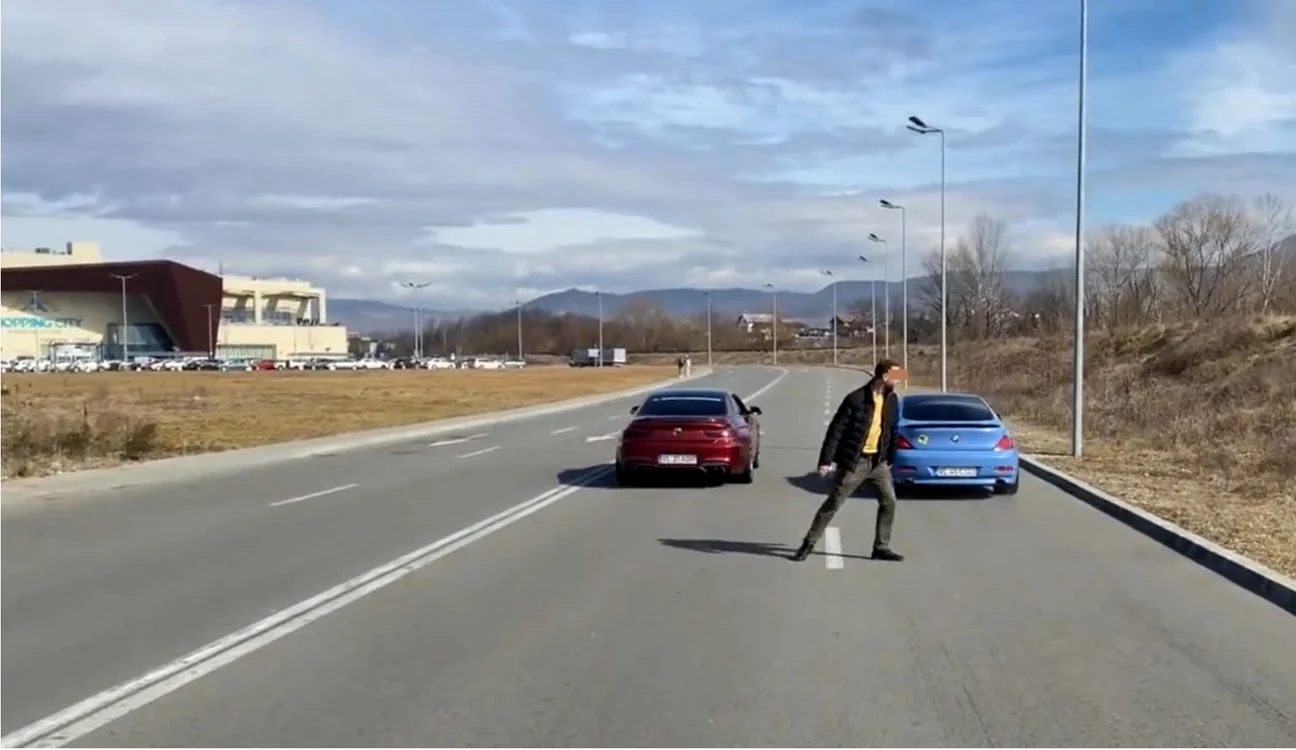 „Liniuţe” lângă cel mai mare centru comercial din Râmnicu Vâlcea Foto Adevărul - captură video