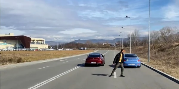 Liniuţe” lângă cel mai mare centru comercial din Râmnicu Vâlcea Foto Adevărul