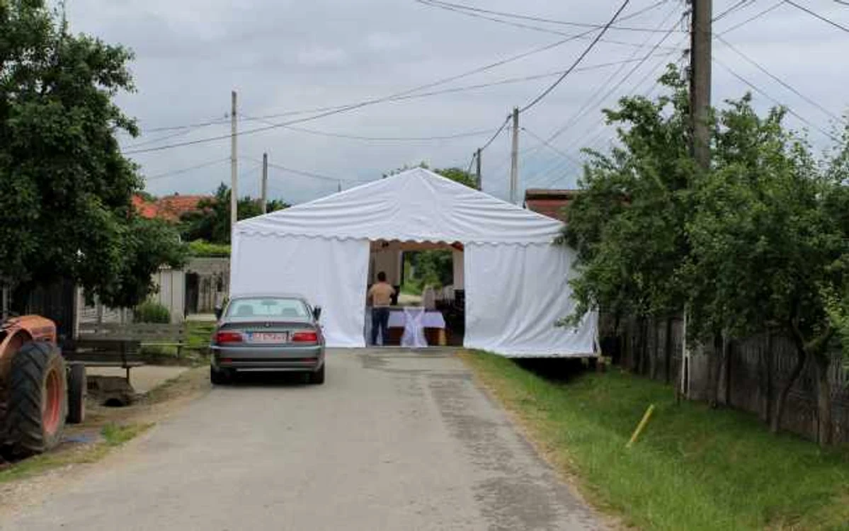 Cortul a blocat accesul pe drumul comunal FOTO Alin Ion