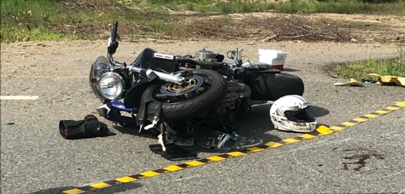 Tânăra motociclistă a intrat în zidul care separă sensurile de mers