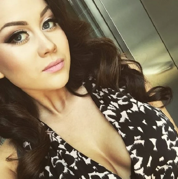 Elina era doar o elevă când a devenit vedetă pe internet