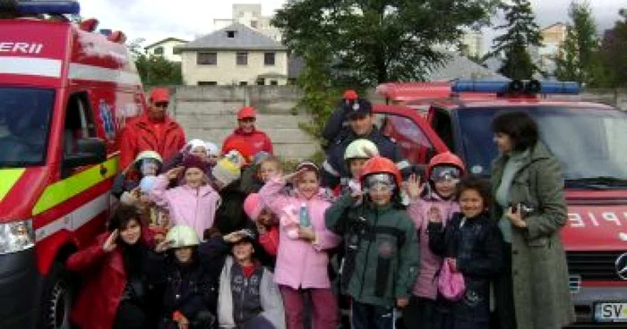 Cei mai entuziasmaţi de această zi sunt copiii care se bucură când poartă căştile pompierilor