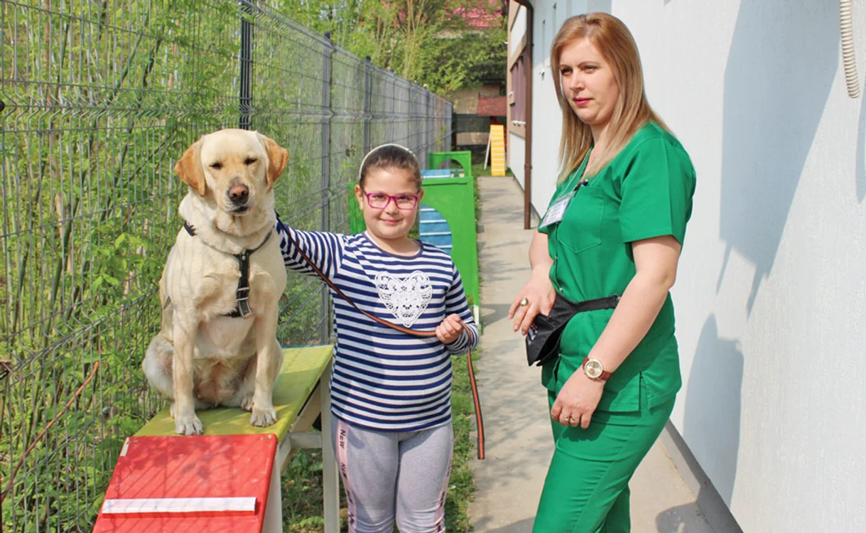 
    Căţeluşa a fost donată  complexului, iar stăpâna  o vizitează săptămânal, iar  de ziua sa de nastere, data  de 5 mai, şi îi aduce un tort  