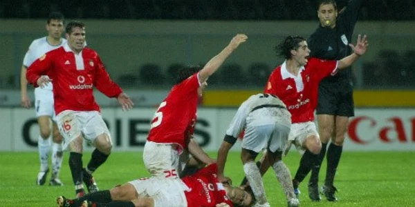 fotbalist mort pe terenul de fotbal Foto José Magalhães/Global Imagens