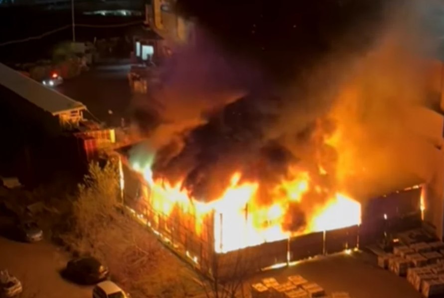 Cât îi va costa distracția cu petarde pe tinerii care au dat foc unui mall din Cluj