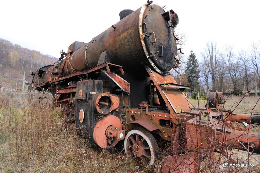 Locomotivele de epocă și turnul de apă unicat ajung în pragul ruinării într-un fost mare centru feroviar