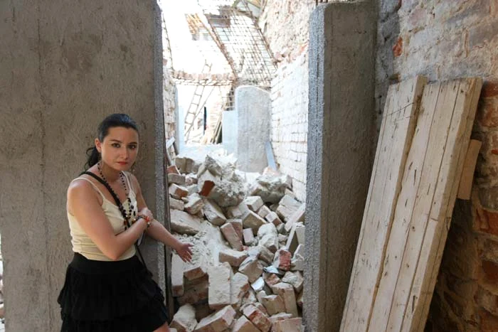 Şase muncitori au fost striviţi de un zid înalt de cărămidă