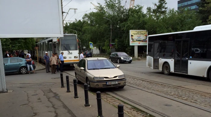 Două tramvaie au fost blocate în cartierul Pipera de un șofer care și-a abandonat mașina pe linie