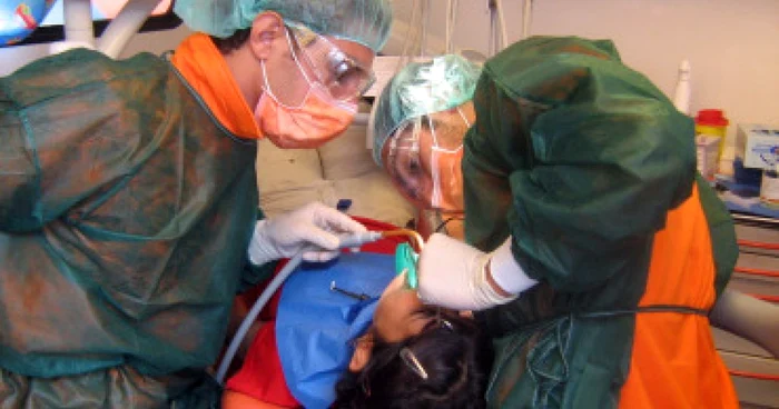 Slatina: Medicii voluntari italieni au primit flori de la copiii abandonaţi