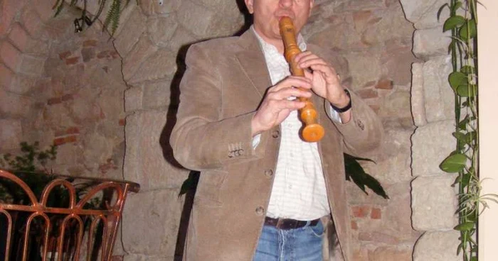A debutat ca solist la flaut clasic încă din Liceul de Muzică Sigismund Toduţă