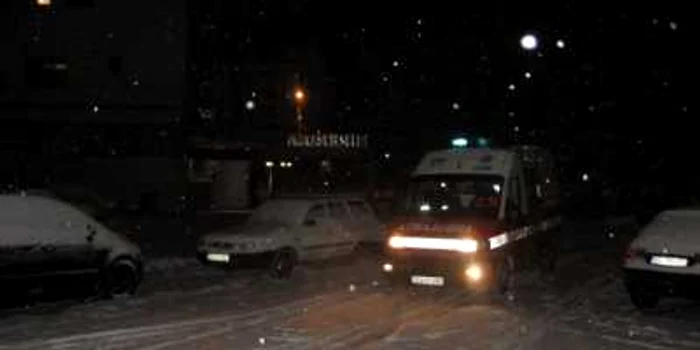 Ambulanţa a preluat-o pe tânăra însărcinată din satul Spineni.