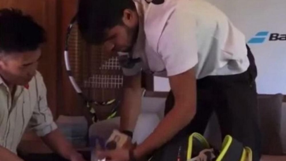 Talismanul de care Carlos Alcaraz nu se desparte niciodată. Obiectul stă în buzunarul în care se află racheta de tenis
