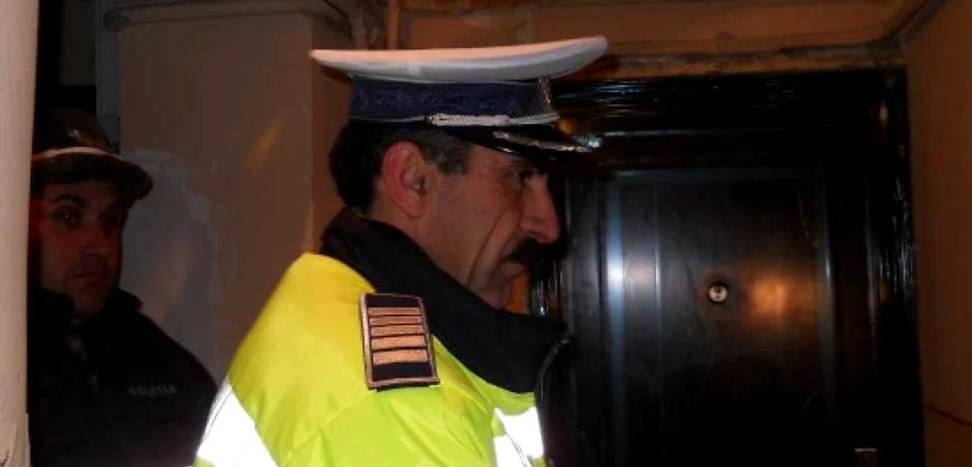 Poliţiştii au făcut cercetări la locuinţa bărbatului decedat 