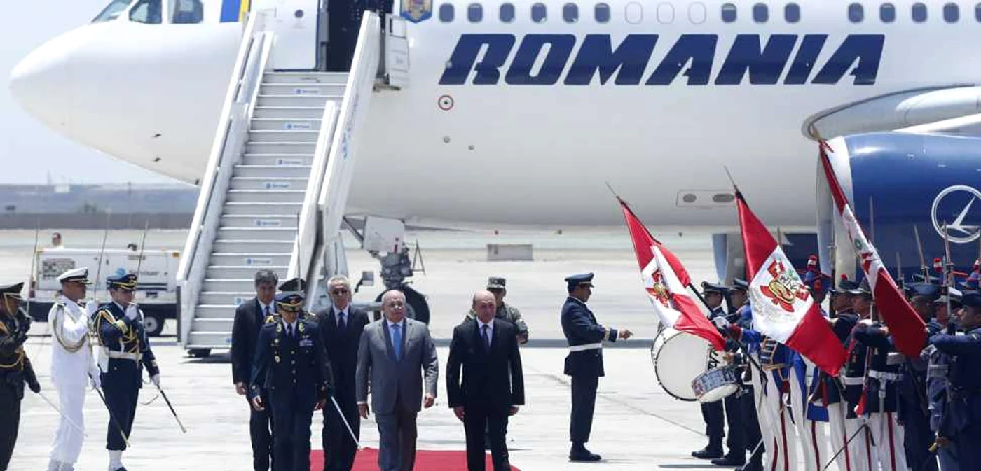 Preşedintele Traian Băsescu, coborând din aeronava prezidenţială, pe aeroportul capitalei peruane Lima, în ianuarie 2013 FOTO Reuters