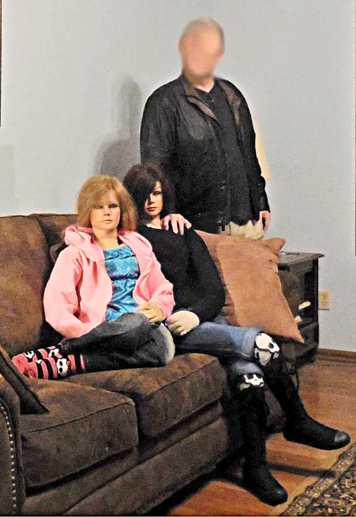 Sub protecţia anonimatului, clienţii au recunoscut că vin cu haine de acasă pentru roboţelele de la bordel