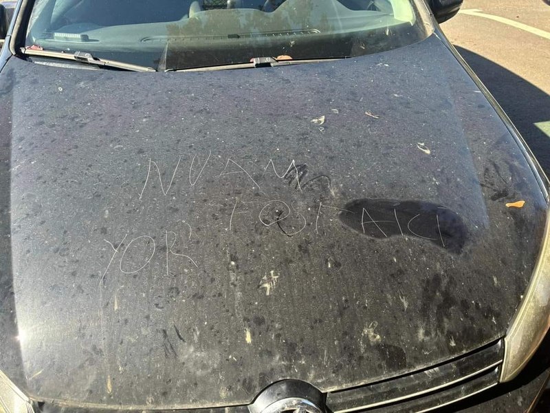 Zeci de mașini au fost vandalizate într-o parcare din București